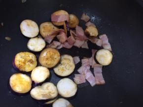 翻面煎香后放入培根一起煎香