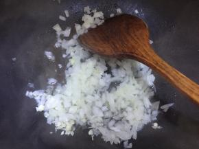 然后放入洋葱末炒出香味