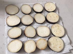 茄子切片后撒盐放在厨房纸上吸取水分