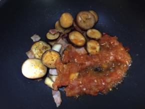 倒入做好的番茄酱翻炒均匀