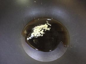 锅里热油后放入蒜末煸香