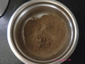 将龟苓膏称取60克入碗中；