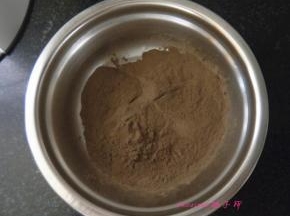 将龟苓膏称取60克入碗中；