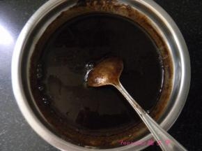 加入280ML，将龟苓膏粉拌成顺滑糊状，没有颗粒；