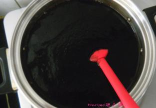 煮锅内倒入1000ML的纯净水，烧开后，慢慢倒入拌好的龟苓膏糊，并不停地搅拌，至粘稠，锅内冒小泡后关火；