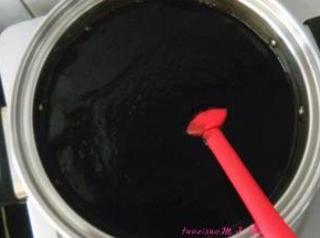 煮锅内倒入1000ML的纯净水，烧开后，慢慢倒入拌好的龟苓膏糊，并不停地搅拌，至粘稠，锅内冒小泡后关火；