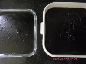 将熬好的龟苓膏糊倒入容器内，晾凉后就凝固了；