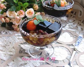 将龟苓膏切块，拌入蜜蜜豆、时令鲜果、蜂蜜水就可以食用了。