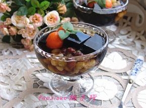 将龟苓膏切块，拌入蜜蜜豆、时令鲜果、蜂蜜水就可以食用了。