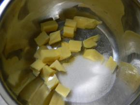 将黄油室温下充分软化，加入砂糖；