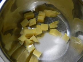 将黄油室温下充分软化，加入砂糖；