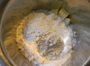 加入低筋粉；