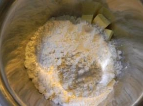 加入低筋粉；