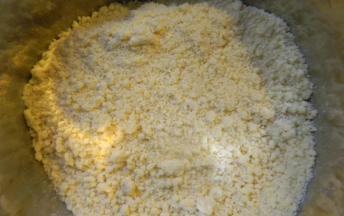 用手将黄油与低粉、砂糖充分拌匀，并搓成像玉米粒样的粗粒；