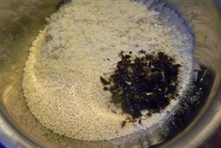 在粗粒面粉里加入白芝麻、海苔碎；