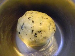 将粗粒面粉与芝麻、海苔碎混合后，加入蛋液，和成光滑的面团；