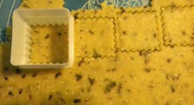 将面团擀成3~4mm的面片，再用切模切出饼干；