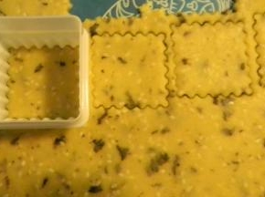 将面团擀成3~4mm的面片，再用切模切出饼干；