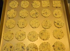 将饼干移至烤盘中；