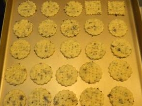 将饼干移至烤盘中；