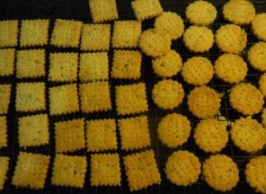 烤箱预热后，放入烤盘，180度，烤制20分钟即可。