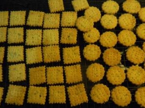 烤箱预热后，放入烤盘，180度，烤制20分钟即可。