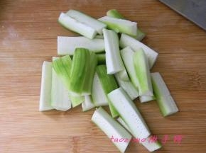 将丝瓜切条；