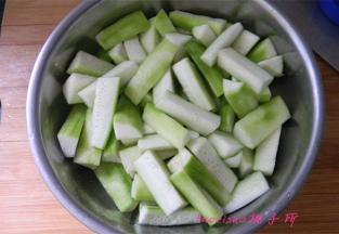 将切好的丝瓜条放入盆中，撒上2克食盐，腌制15分钟；