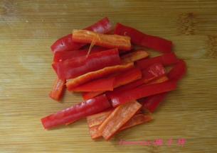 将红椒切条；
