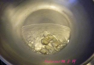 炒锅内倒入食用油，放入姜蒜片炒香；