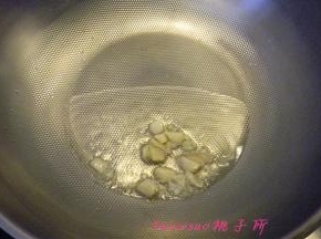 炒锅内倒入食用油，放入姜蒜片炒香；