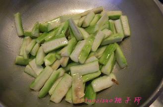 放入腌好的丝瓜（丝瓜在腌制时会产生汤汁，要控干水份）翻炒；
