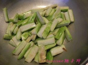 放入腌好的丝瓜（丝瓜在腌制时会产生汤汁，要控干水份）翻炒；