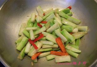 再放入红椒煸炒，盖上锅盖焖1分钟后；