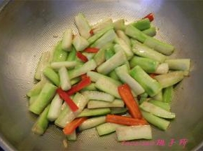 再放入红椒煸炒，盖上锅盖焖1分钟后；
