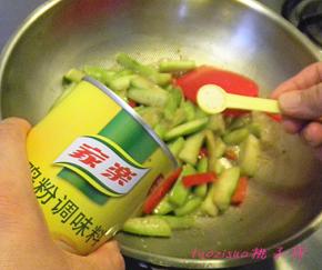 再放入食盐、鸡粉调味即可关火。