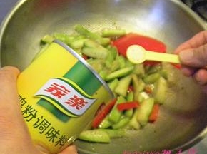 再放入食盐、鸡粉调味即可关火。