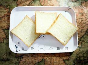 烤好的吐司片。