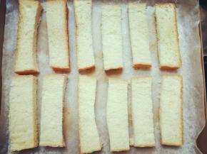 一块吐司片切成四条。