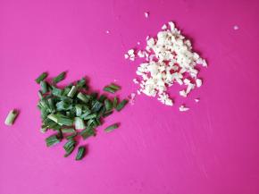 葱切小段，蒜瓣拍碎切末。