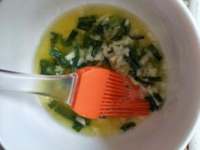 黄油隔热水融化，加入葱段、蒜末、盐拌匀。