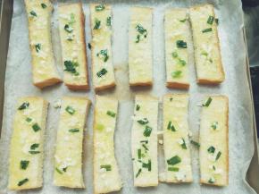 将拌好的香蒜酱刷在吐司条表面，烤箱预热180度中层烤10分钟左右表面金黄即可。