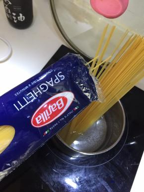 另取一锅煮沸水后放入意大利面和盐煮8分钟