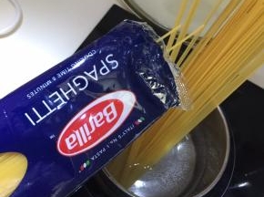 另取一锅煮沸水后放入意大利面和盐煮8分钟