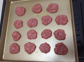 然后取一小块面团放入烤盘里随意用拇指按压即可