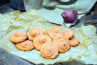 本来是想做草帽饼干的，太难挤了，后来用拇指按压感觉更好看