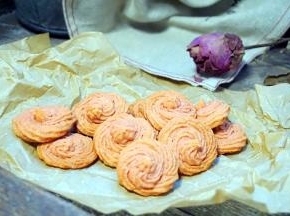 本来是想做草帽饼干的，太难挤了，后来用拇指按压感觉更好看