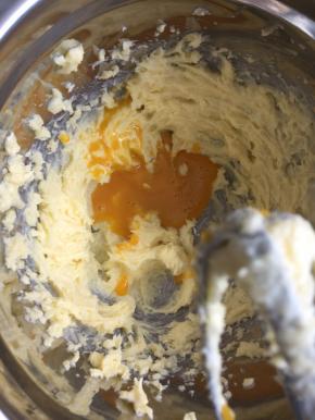 然后分多次少量加入鸡蛋液用打蛋器打至吸收