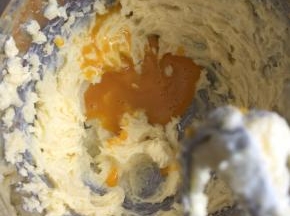 然后分多次少量加入鸡蛋液用打蛋器打至吸收