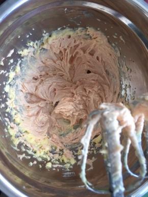 然后加入用红曲米粉混均匀的奶油搅拌